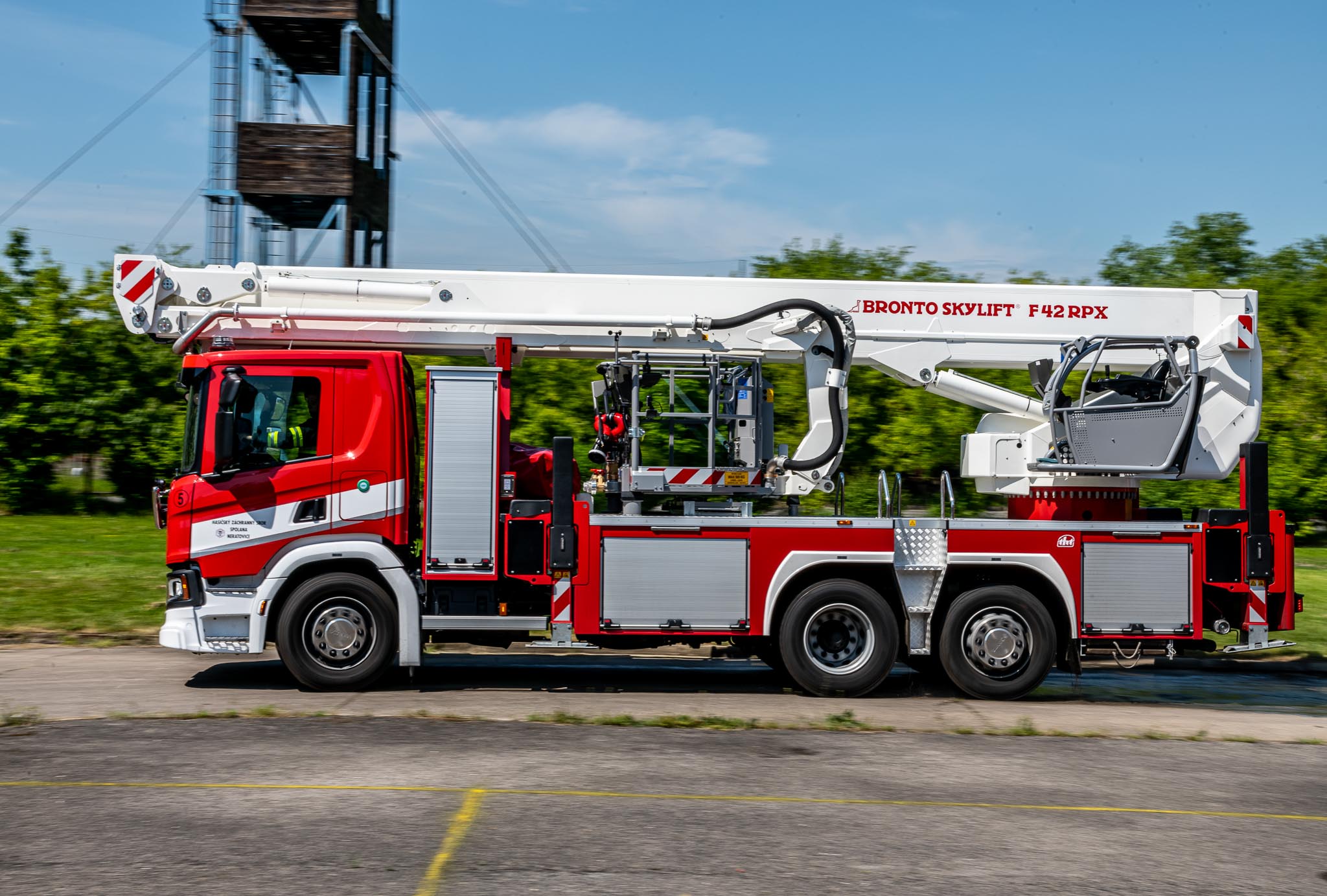01 Novou zásahovou plošinu za 17 milionů korun budou hasiči ze Spolany využívat i při zásazích mimo areál.jpg