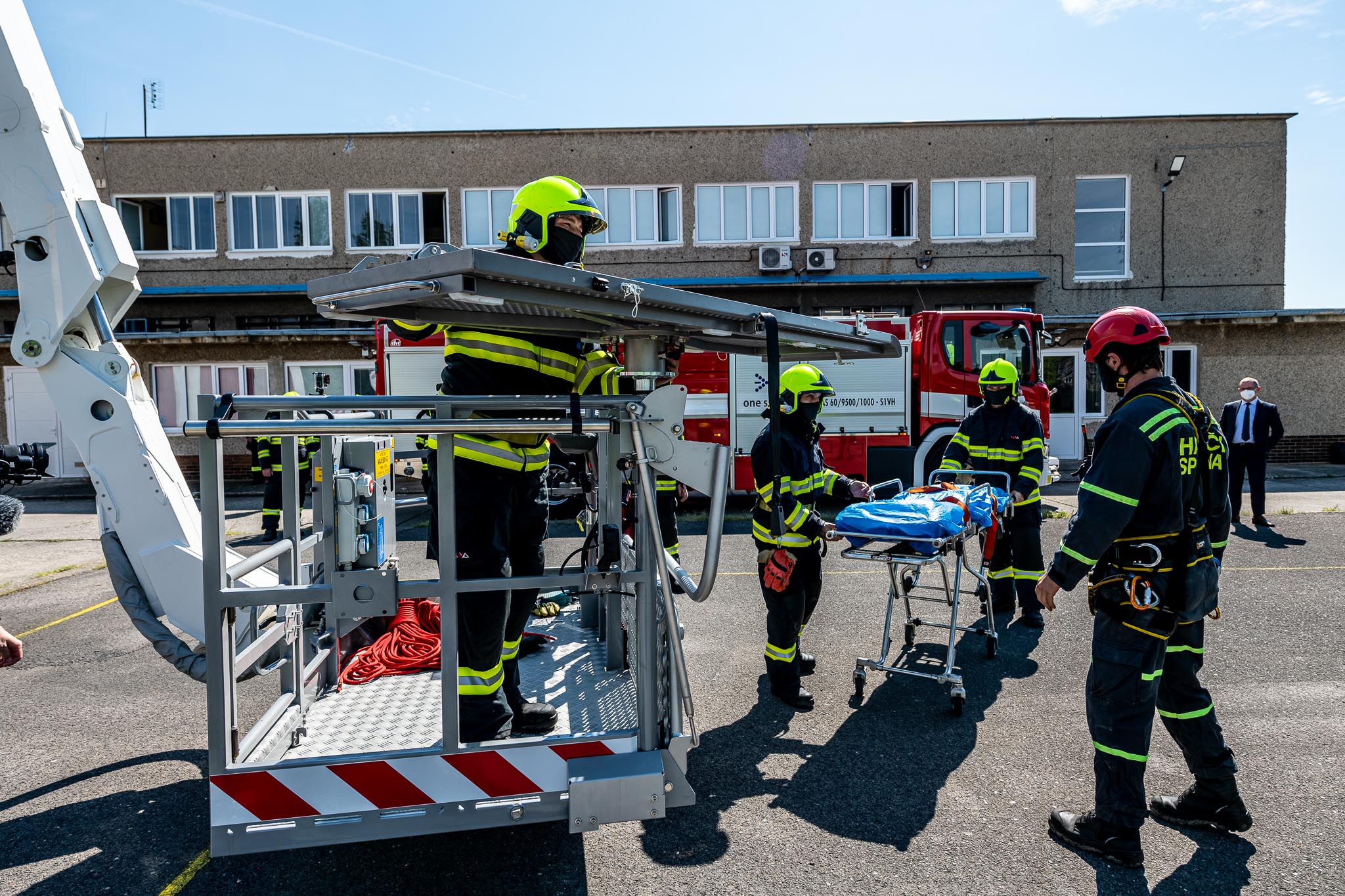 02 Novou zásahovou plošinu za 17 milionů korun budou hasiči ze Spolany využívat i při zásazích mimo areál.jpg