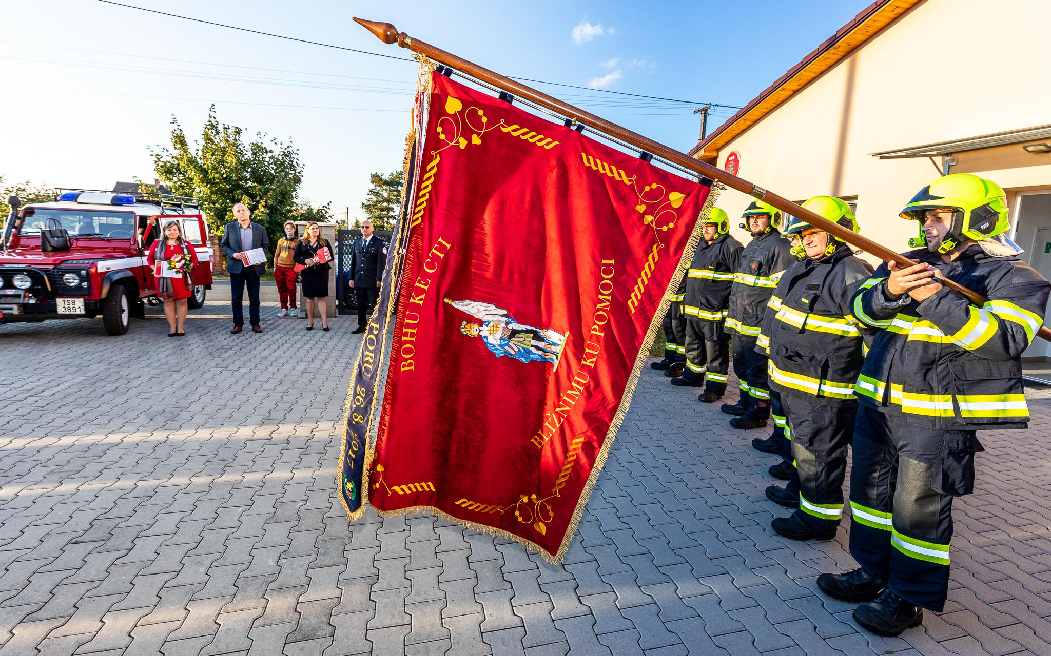 04 Spolana darovala hasičský vůz dobrovolným hasičům v Libiši.jpg
