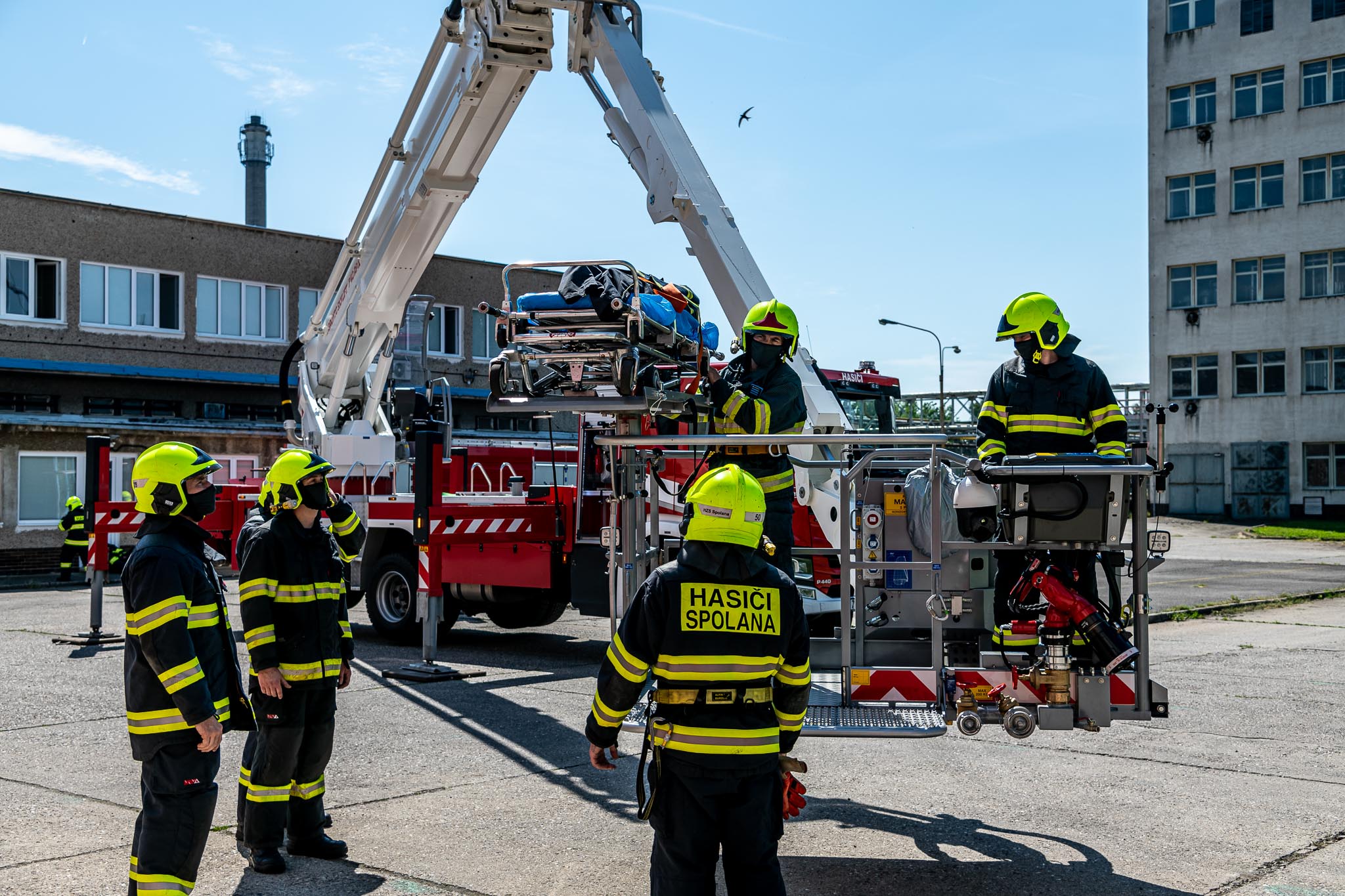 05 Novou zásahovou plošinu za 17 milionů korun budou hasiči ze Spolany využívat i při zásazích mimo areál.jpg