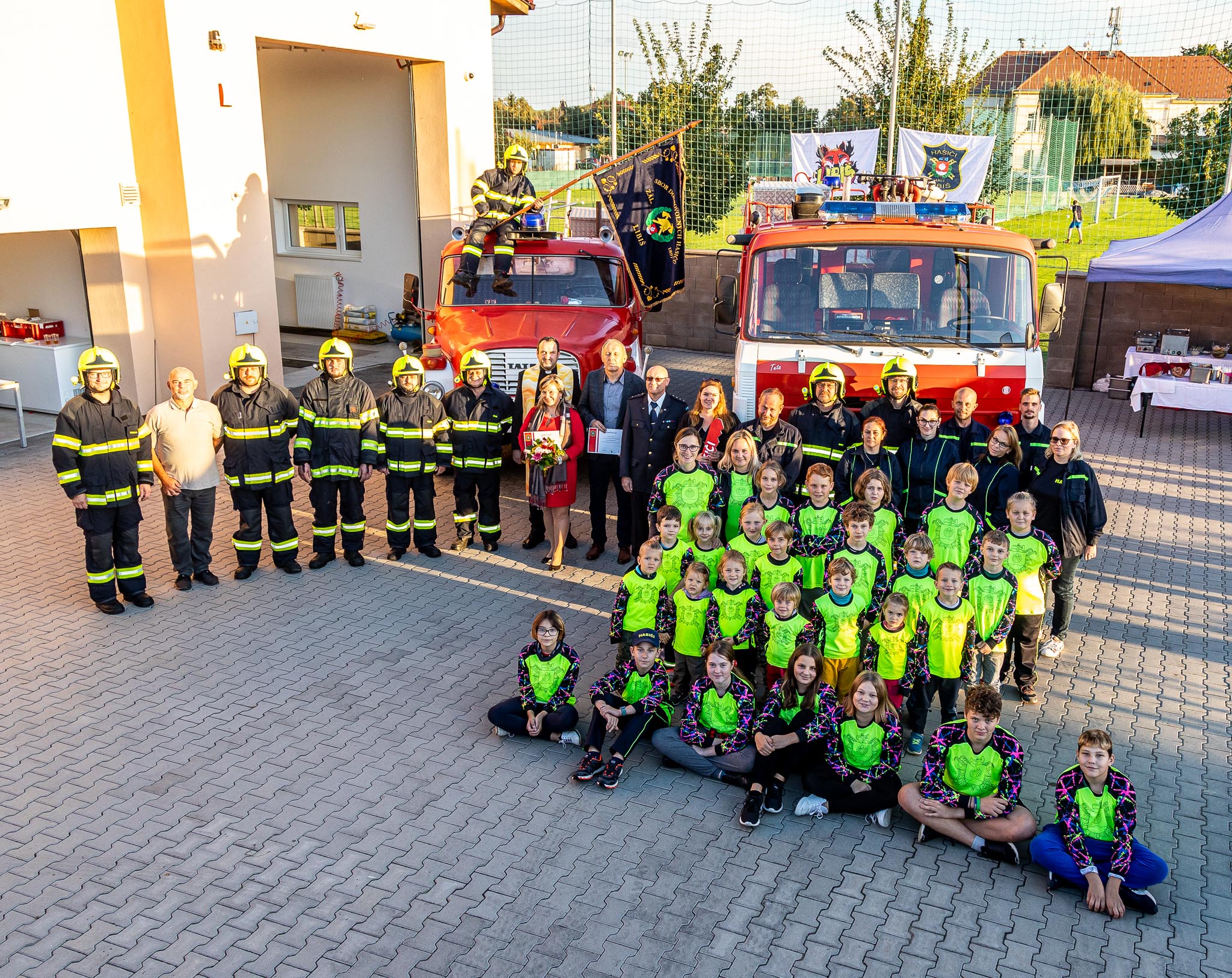 06 Spolana darovala hasičský vůz dobrovolným hasičům v Libiši.jpg