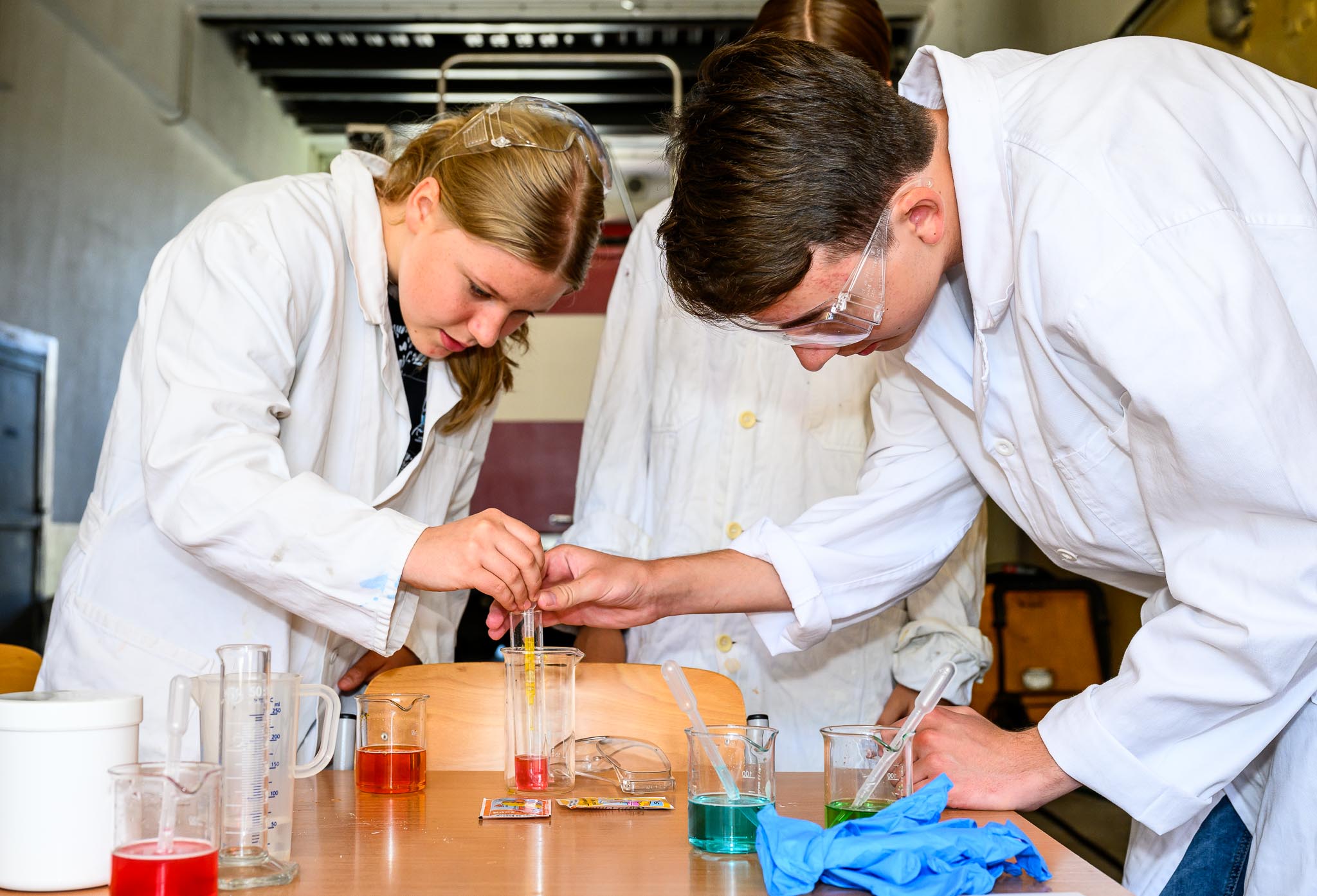 01_Vyzva-pro-chemika-2024_Studenti-experimentuji.jpg
